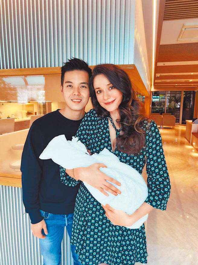 瑞莎（右）昨Po出與老公Mike和剛出生10天的女兒合照宣布開工。（摘自臉書）