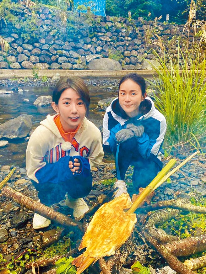 郭书瑶（左）与锺瑶在低温14度进行无具野炊。（卫视中文台提供）