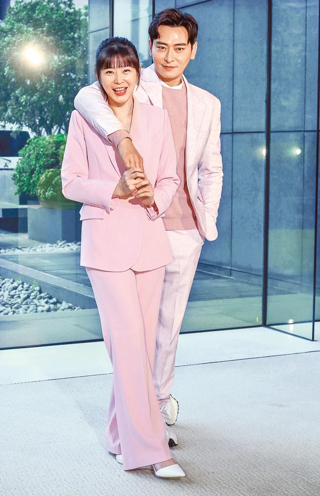 李燕（左）与陈冠霖10年内第6度配对演出三立8点檔。（粘耿豪摄）