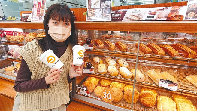 全联228连假优惠，实体门市OFF COFFEE买1送1、阪急麵包4个100元。（全联提供）