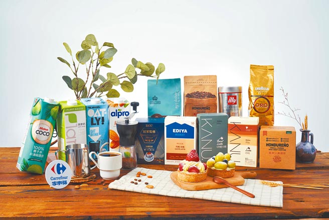 观察长时间下雨，让民眾宅在家时间变长，家乐福推出居家咖啡馆。（家乐福提供）