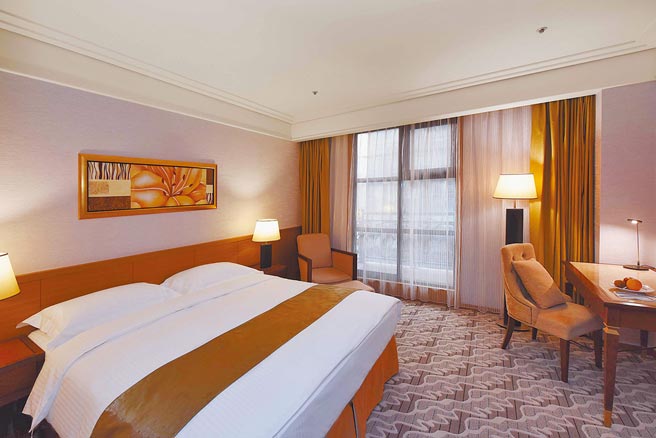 228連假將至，福容大飯店旗下多間分店都以限時優惠拚業績。福容大飯店桃園店（見圖）則推「觀光工廠尋寶趣 228樂桃遊」專案，228連假期間入住每房4299元起。（福容提供）