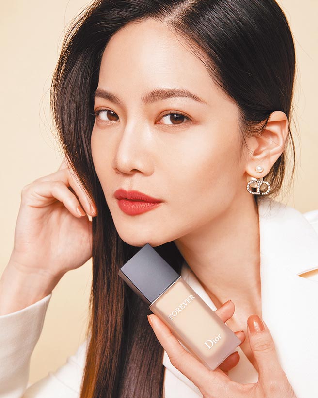 女星曾之乔诠释迪奥超完美持久粉底液底妆闺蜜。（迪奥提供）