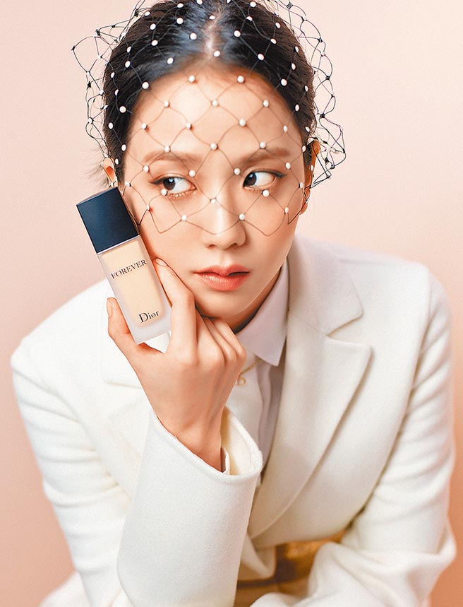 迪奥全球彩妆大使Jisoo智秀展现美丽肌肤质感。（迪奥提供）
