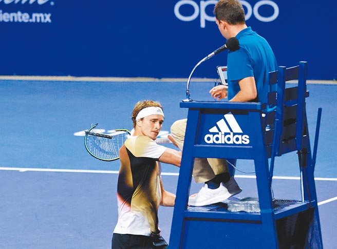 小祖维瑞夫（左）拿球拍猛砸主审椅子发泄闷气。（路透）