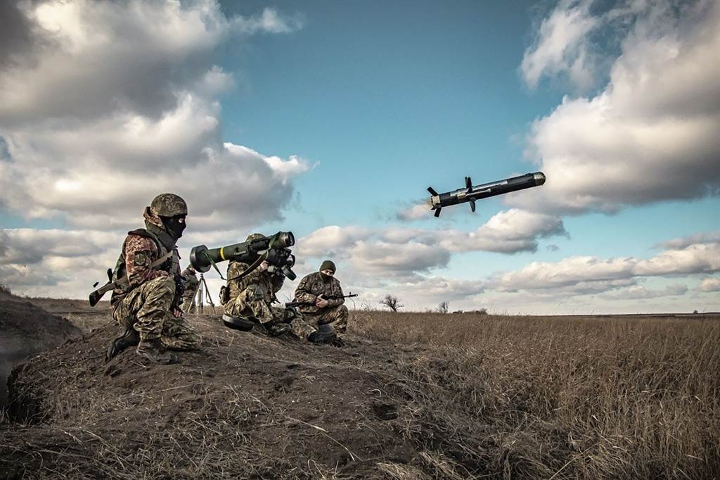 乌克兰官兵先前试射「标枪」。（图／乌克兰国防部推特）