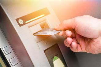 用ATM領錢悲劇了！白色字條成恐怖詛咒 提款卡秒消失