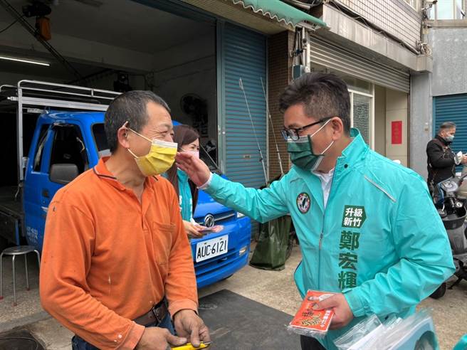「十万户百万步计划」是郑宏辉(右)透过步行走入基层和新竹市各角落，倾听民意心声，说明大新竹的建设发展愿景。(图/郑宏辉提供)