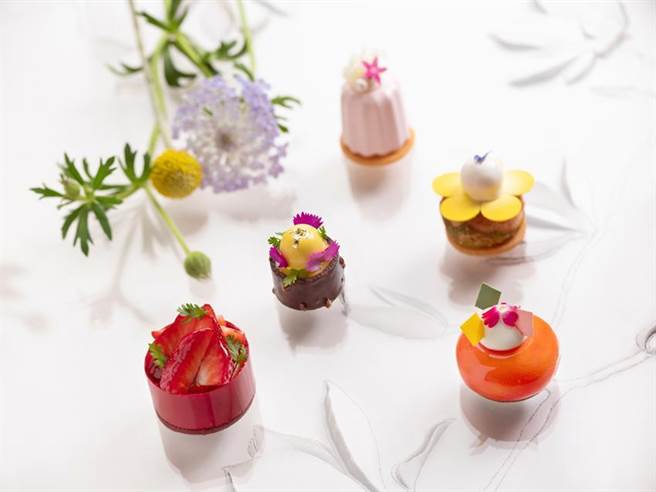 （文華東方酒店「青隅」推出「春漾花語」下午茶，包含有草莓洛神花蛋糕、鳳梨杏桃茉莉花茶慕斯，以及金桔檸檬泡芙等精緻優雅的甜點 。圖／台北文華東方酒店提供）