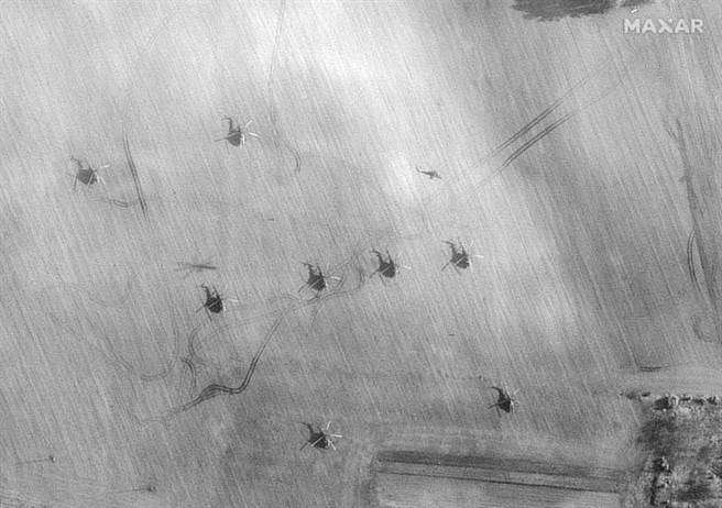 图为俄军在白俄罗斯边境的机场卫星照。(图/路透社)