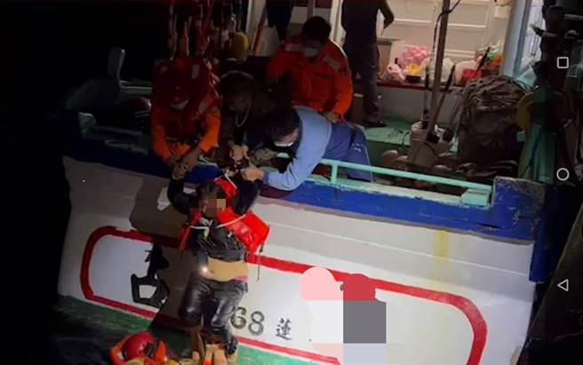 綠島一名女子，在碼頭尋找鑰匙時，不慎落海，海巡署靠遙控動力救生圈將女子救上岸。(海巡署提供)