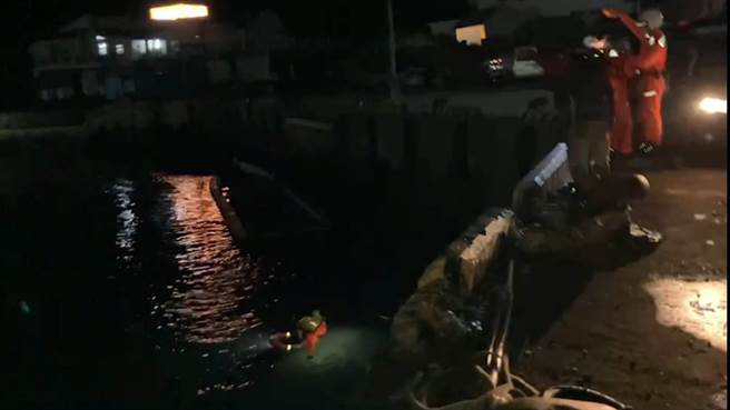 昨晚9时许绿岛1女子落海，海巡以遥控救生圈救援。（第一三岸巡队提供）
