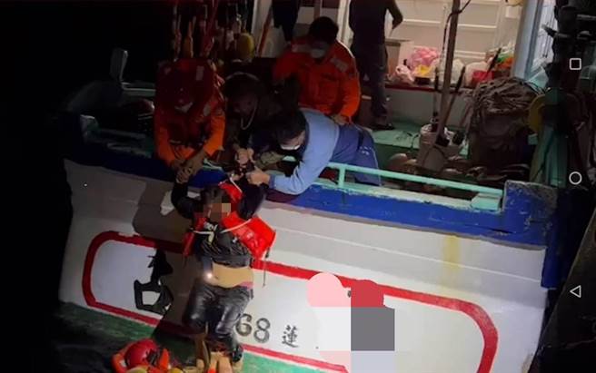 昨晚9时许绿岛1女子落海，海巡以遥控救生圈救援。（第一三岸巡队提供）