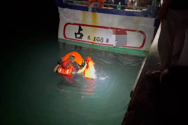 昨晚9时许绿岛1女子落海，海巡以遥控救生圈救援。（第一三岸巡队提供）