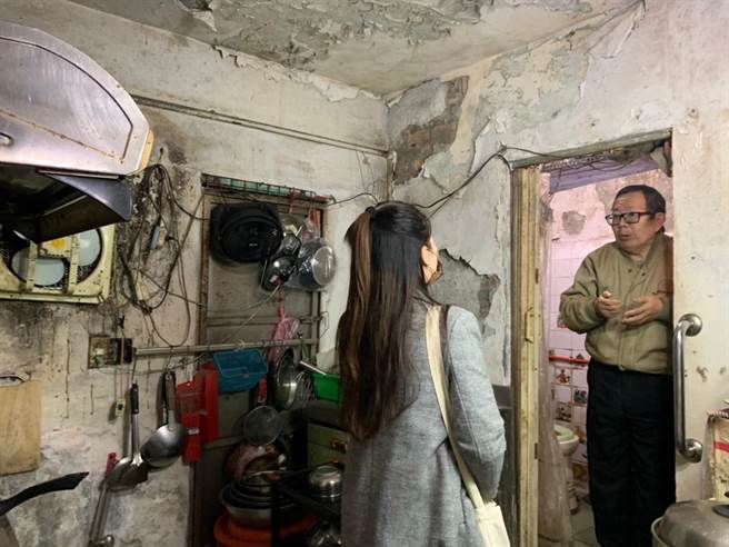 住都中心积极拜访住户，以加速大陈单元1、4都更整合。（新北住都中心提供）