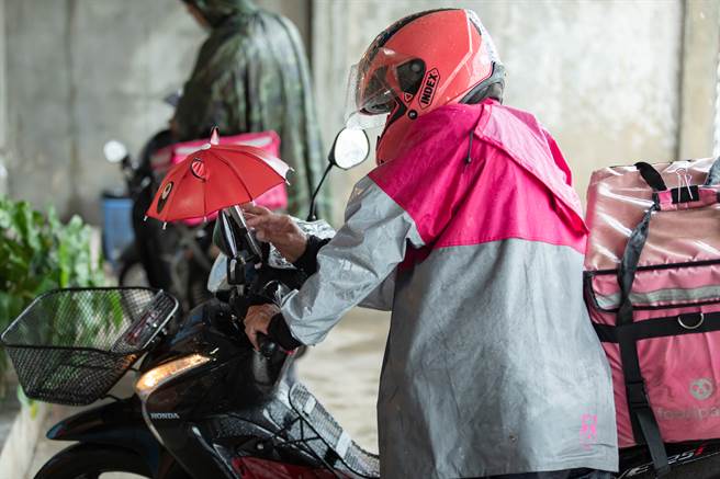 有網友好奇「大家可以接受子女跟外送員結婚嗎？」，結果貼文掀起鄉民兩派激論。(示意圖／Shutterstock)