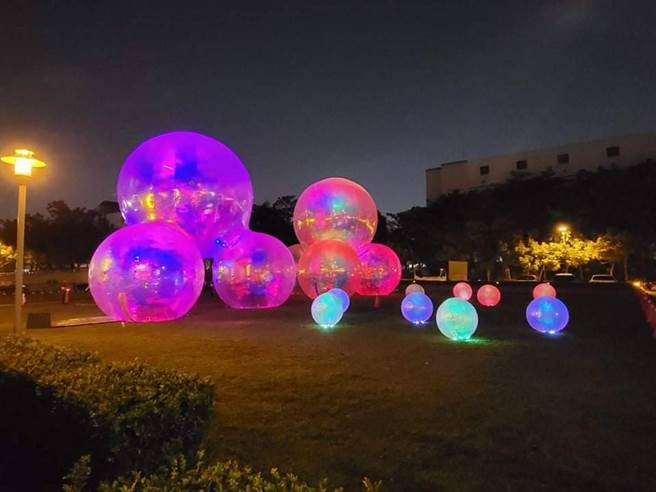 《光‧舞弄‧影-2022臺湾国际光影艺术节》由翁淑英、曾钰涓共同策展，除了新开幕的室内展览《你的肢体笑顏 将是我的全部》5G互动式影像装置，户外还有多件光影艺术展件。（翁淑英提供）