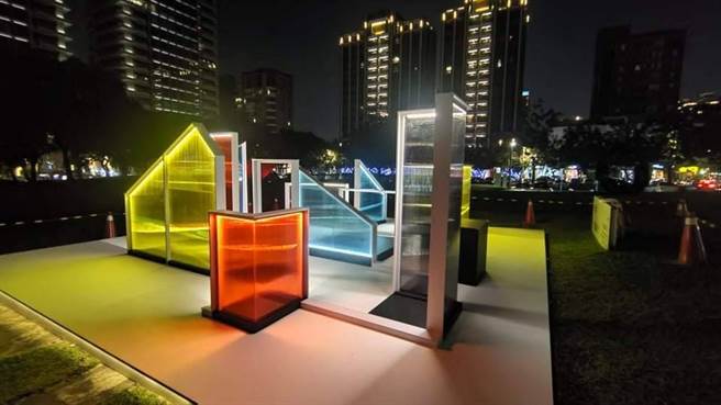 《光‧舞弄‧影-2022臺湾国际光影艺术节》由翁淑英、曾钰涓共同策展，除了新开幕的室内展览《你的肢体笑顏 将是我的全部》5G互动式影像装置，户外还有多件光影艺术展件。（翁淑英提供）