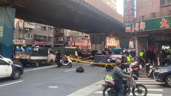 三重新北大道砂石車擦撞機車，騎士捲輪下慘遭輾斃。(翻攝自記者爆料網)