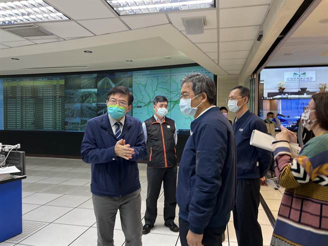 交通部长王国材（左）视察高速公路局北区交控中心，也被塞车影响迟到20分钟。（陈慰慈摄）