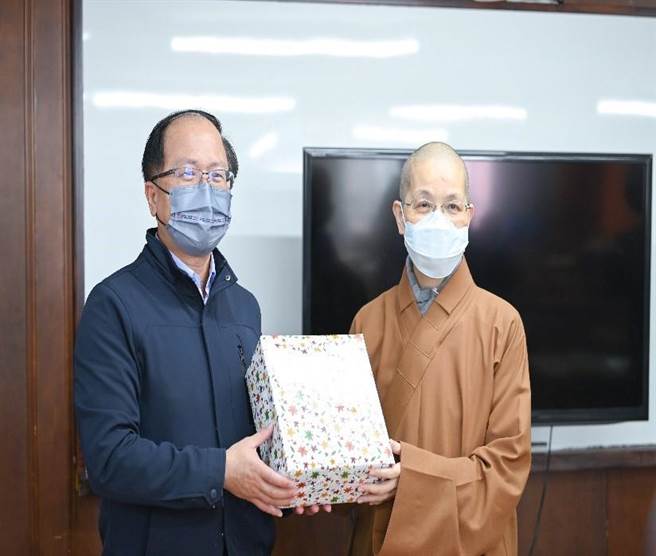 台中市警察局第四分局長許明耀致贈覺居法師紀念品結緣。（民眾提供／盧金足台中傳真）