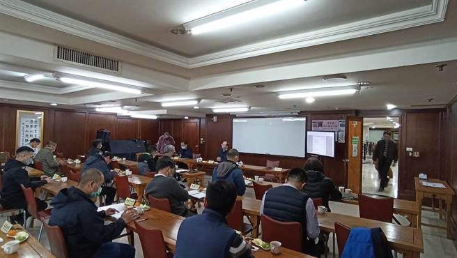 台中市警察局第四分局行動周報會議，轉移陣地到南屯區惠中寺舉行。（民眾提供／盧金足台中傳真）