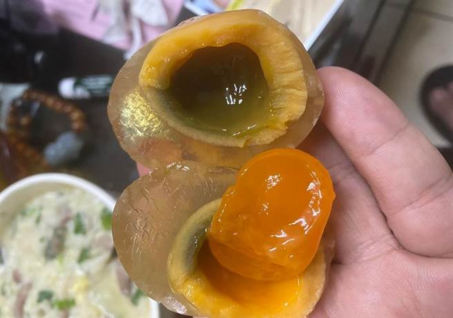 有网友见到黄金色的皮蛋，和一般皮蛋外观不同，担心已经过期了。（图／翻摄自脸书爆废公社）