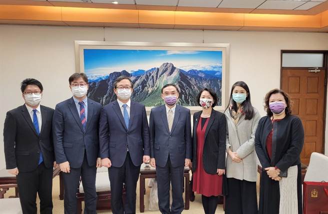 韓國新任駐台代表鄭炳元（左三）拜會法務部長蔡清祥（右四）。（法務部提供）