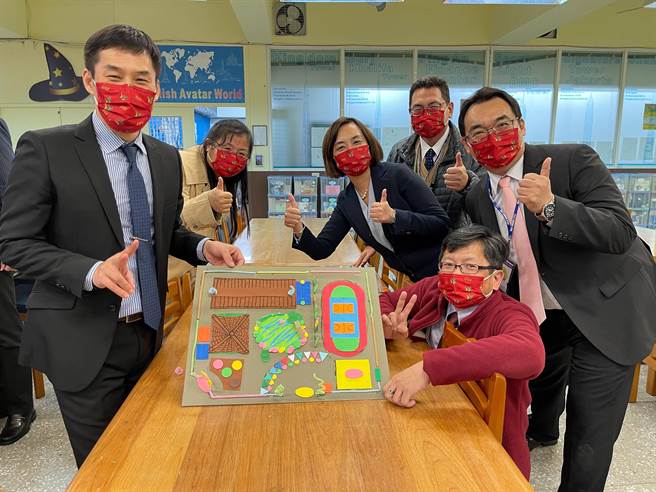 美感校園建構課程，候用校長須在一小時內用素材做出校舍，此為彩虹校園作品。（新北市教育局提供）