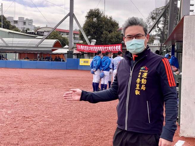 台中市运动局长李昱叡说，市长卢秀燕积极推动棒球运动，重视雾峰区旧正棒球场建设情形，感谢中央与地方民代及体育署。（台中市府提供／卢金足台中传真）