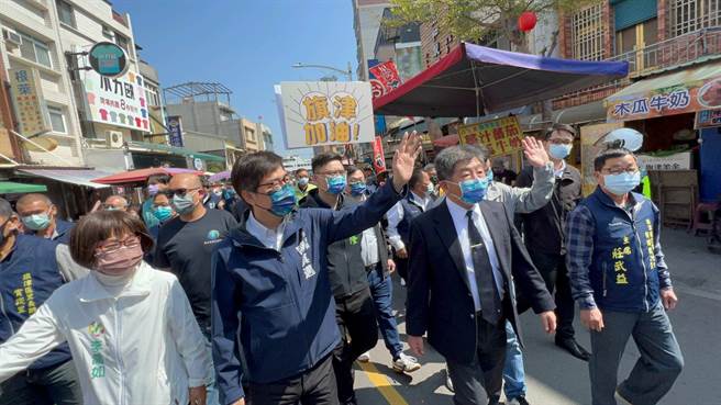 228连假首日，卫福部长陈时中在高雄市长陈其迈陪同下，特地到旗津视察。（柯宗纬摄）