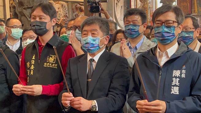 卫福部长陈时中在高雄市长陈其迈陪同下，到旗津天后宫参拜。（柯宗纬摄）