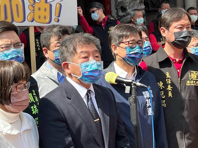 抢救旗津观光大作战！卫福部长陈时中在高雄市长陈其迈陪同下，到旗津充当观光代言人。（柯宗纬摄）