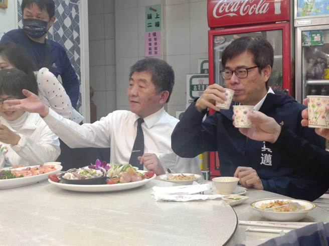 卫福部长陈时中在高雄市长陈其迈陪同下，到旗津大啖海产。（柯宗纬摄）
