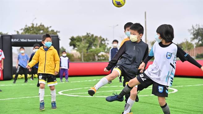 台中市府26日在梧栖区梧南国小办理「运动i台湾2.0计画-2022年梧栖全民迷你足球运动日」。（台中市府提供／ 卢金足台中传真）