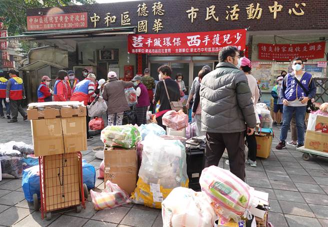 位于中和区德穗里的黄金资收站，大批民眾26日一早带着各式资源回收物品来累积点数，并交换生活用品。（姚志平摄）