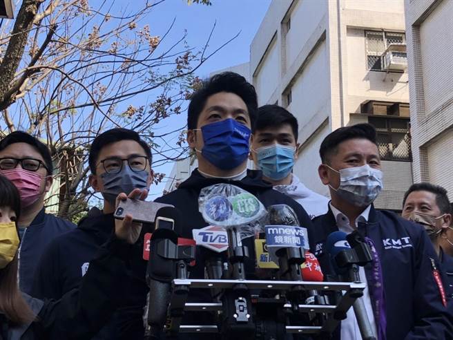 蒋万安26日出席信义区富台里新春团拜时接受媒体联访。（杨亚璇摄）