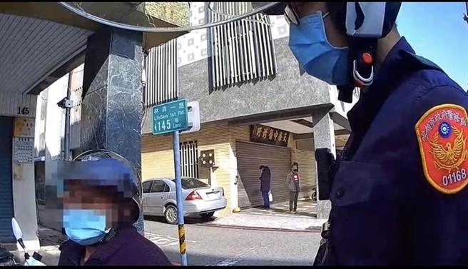 何男因安全帽沒扣好遭攔，沒想到一查竟是通緝犯。（翻攝照片／高雄洪靖宜傳真）