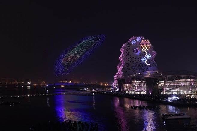 无人机展演25日晚间相当顺利。（高市府提供）