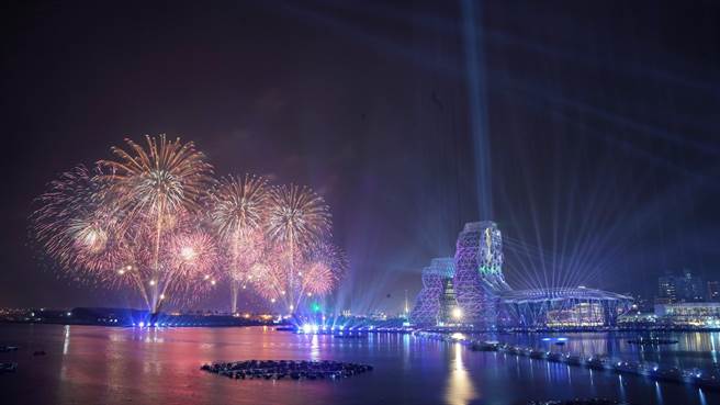 无人机展演25日加码施放烟火。（高市府提供）