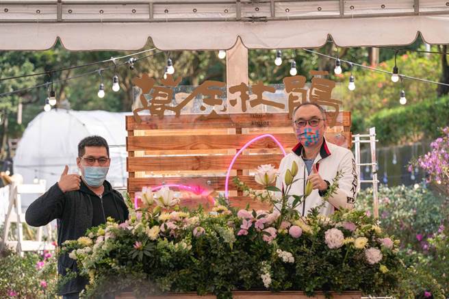2022万金杜鹃年度花展今在万里玛鋉运动公园、观光公园正式开展，新北市副市长谢政达（右）、国际花艺设计师吴尚洋都出席。（新北市农业局提供）