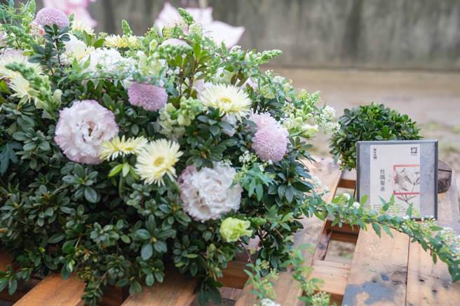 2022万金杜鹃年度花展展出国际花艺设计师吴尚洋的花艺作品。（新北市农业局提供）