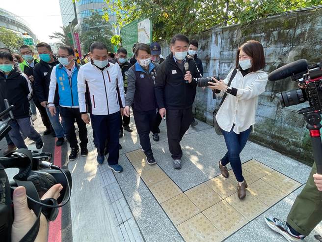 新北市長侯友宜今（26日）前往施工中的中和區中山路2段人行道視察。（葉書宏攝）