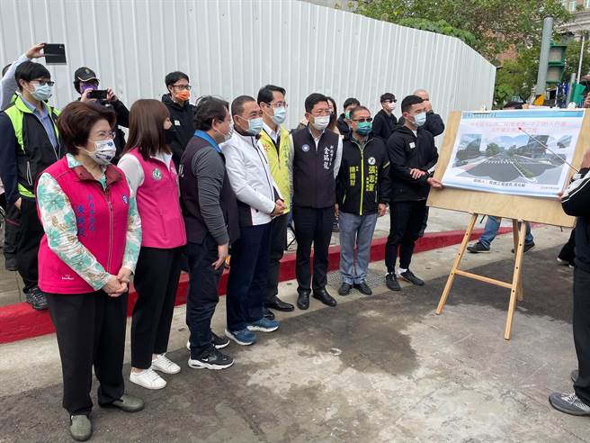 新北市長侯友宜今（26日）前往施工中的中和區中山路2段人行道視察。（葉書宏攝）