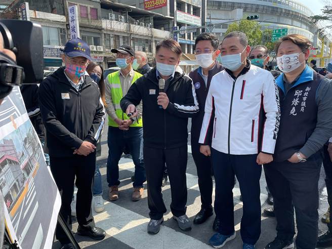 新北市長侯友宜今（26日）前往施工中的中和區中山路2段人行道視察。（葉書宏攝）