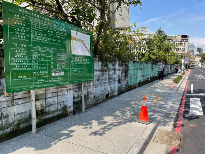 新北市長侯友宜今（26日）前往施工中的中和區中山路2段人行道視察。（葉書宏攝）