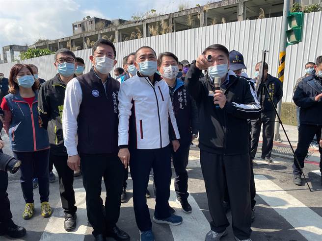 新北市長侯友宜今（26日）前往施工中的中和區中山路2段人行道視察。（葉書宏攝）