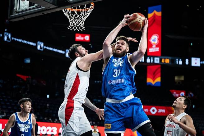 中华队阿提诺(右)在篮下遭到日本伊凡斯犯规。(取自FIBA官网)