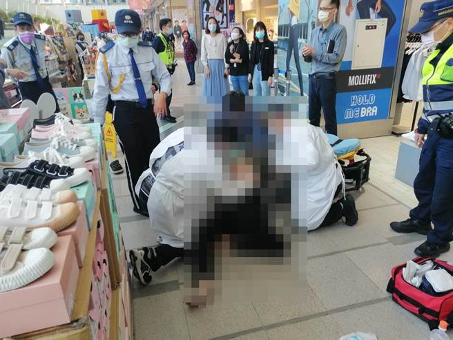 李姓男子胸口流血，救護人員緊急包紮後送醫。（民眾提供／洪靖宜高雄傳真）