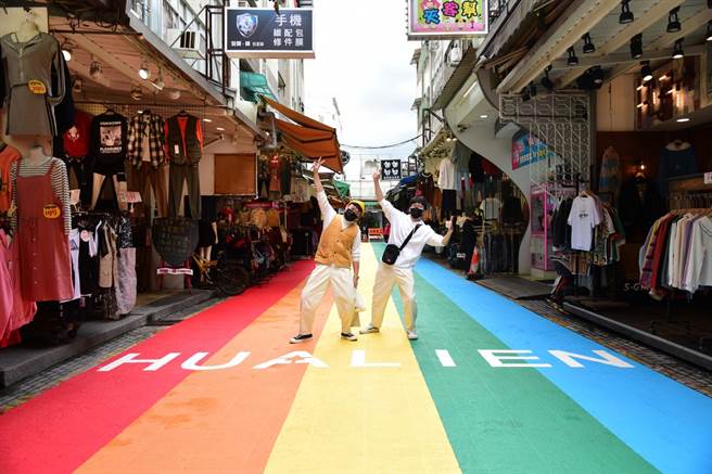 花蓮市公正街彩虹步道，道路中間寫有「HUALIEN」花蓮的英文字，有如地標般的，吸引遊客走訪打卡。（花蓮市公所提供／王志偉花蓮傳真）